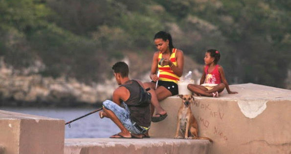 The photo is not of Yesenia and Sergio. It is another of the many couples in Havana who, lacking resources, go fishing with their daughter and dog. Taken from Hablamos Press.